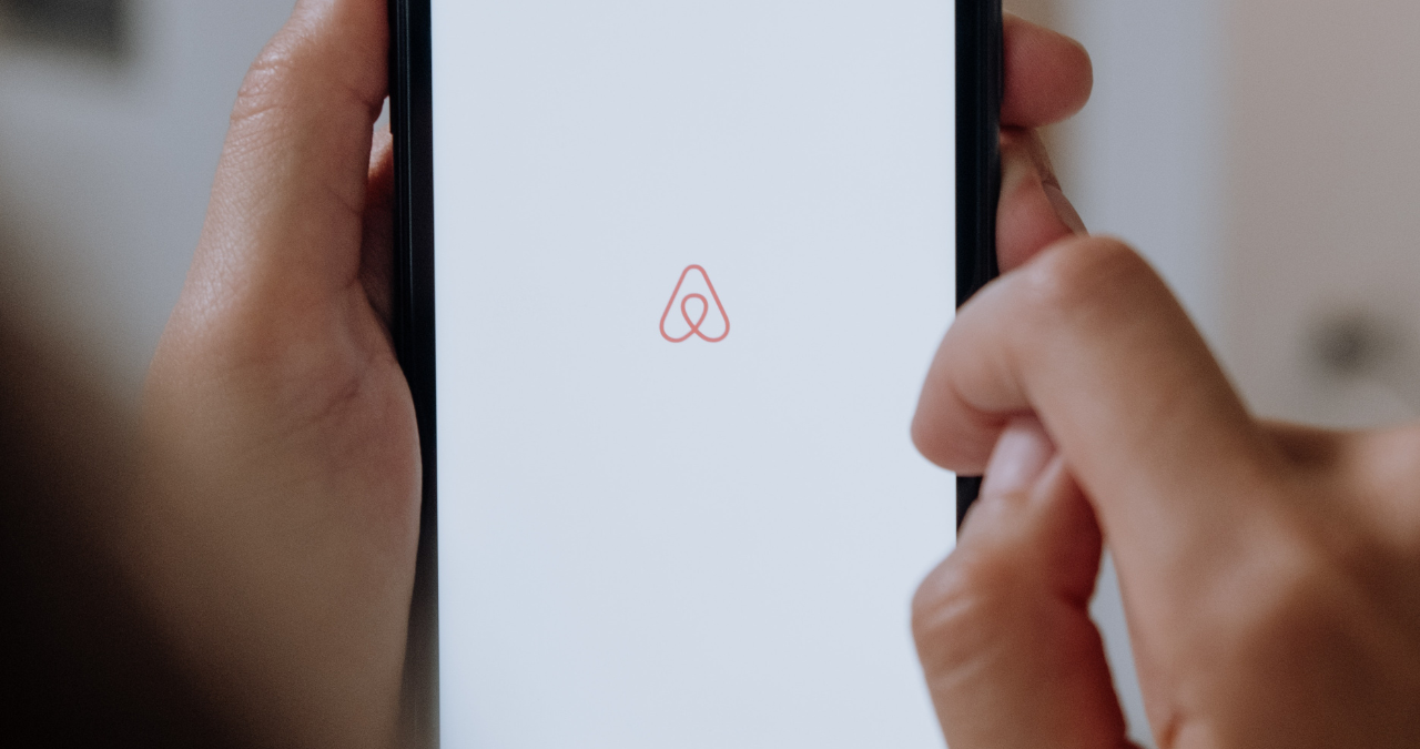 Zaslon telefona s logotipom Airbnb